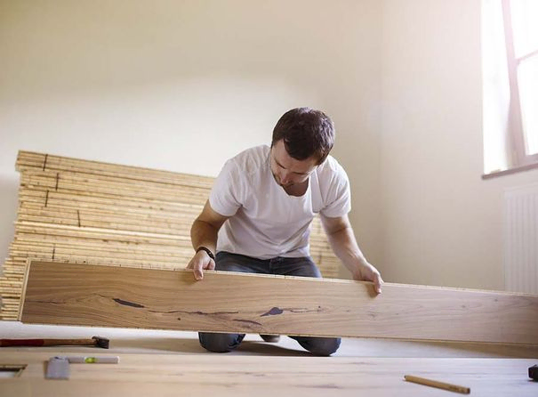 Hombre instalando piso de madera