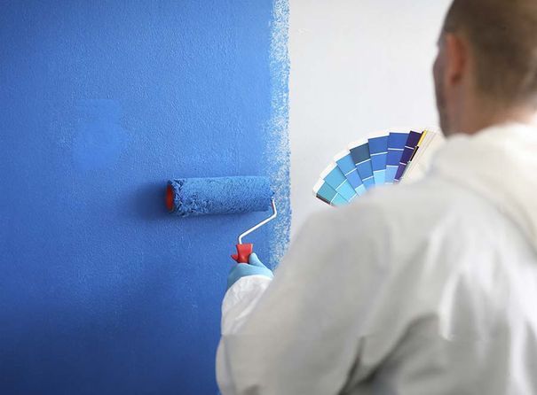 Hombre pintando pared